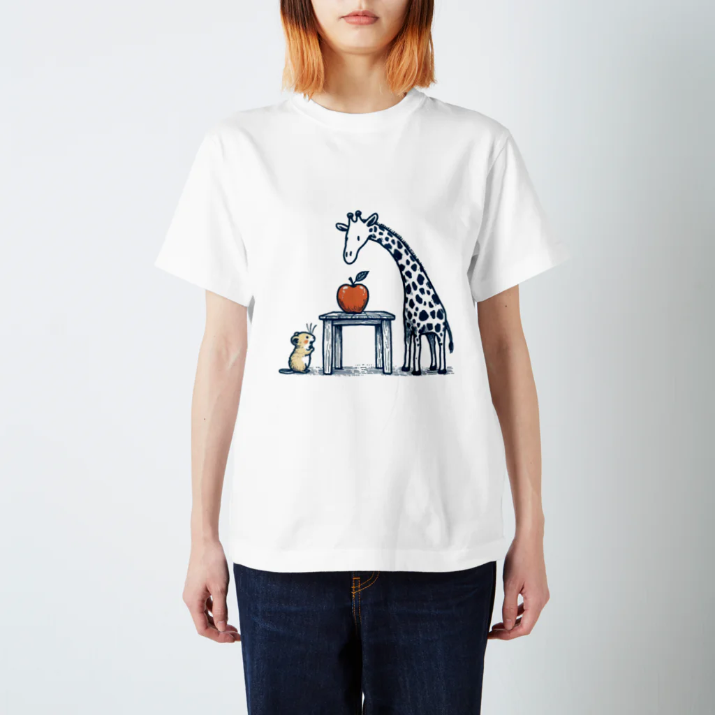 姫とすずり。のテーブルが高くて食べれないハムスターと背が高すぎるキリン スタンダードTシャツ