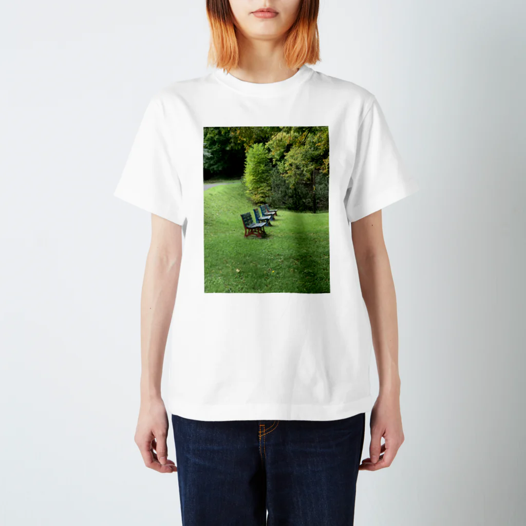 kurragommaクラヨンマの公園のベンチ スタンダードTシャツ