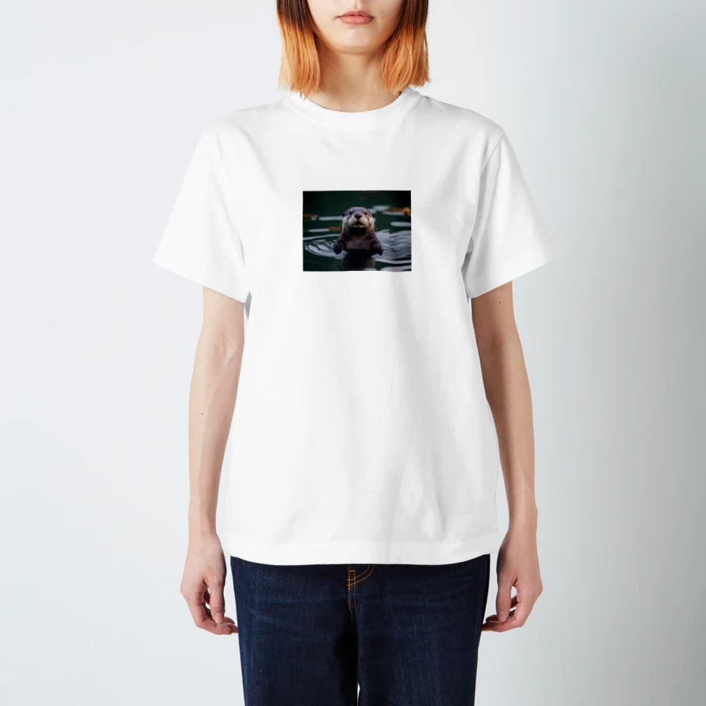 「動物ミリ屋」のカワウソのパーくん Regular Fit T-Shirt