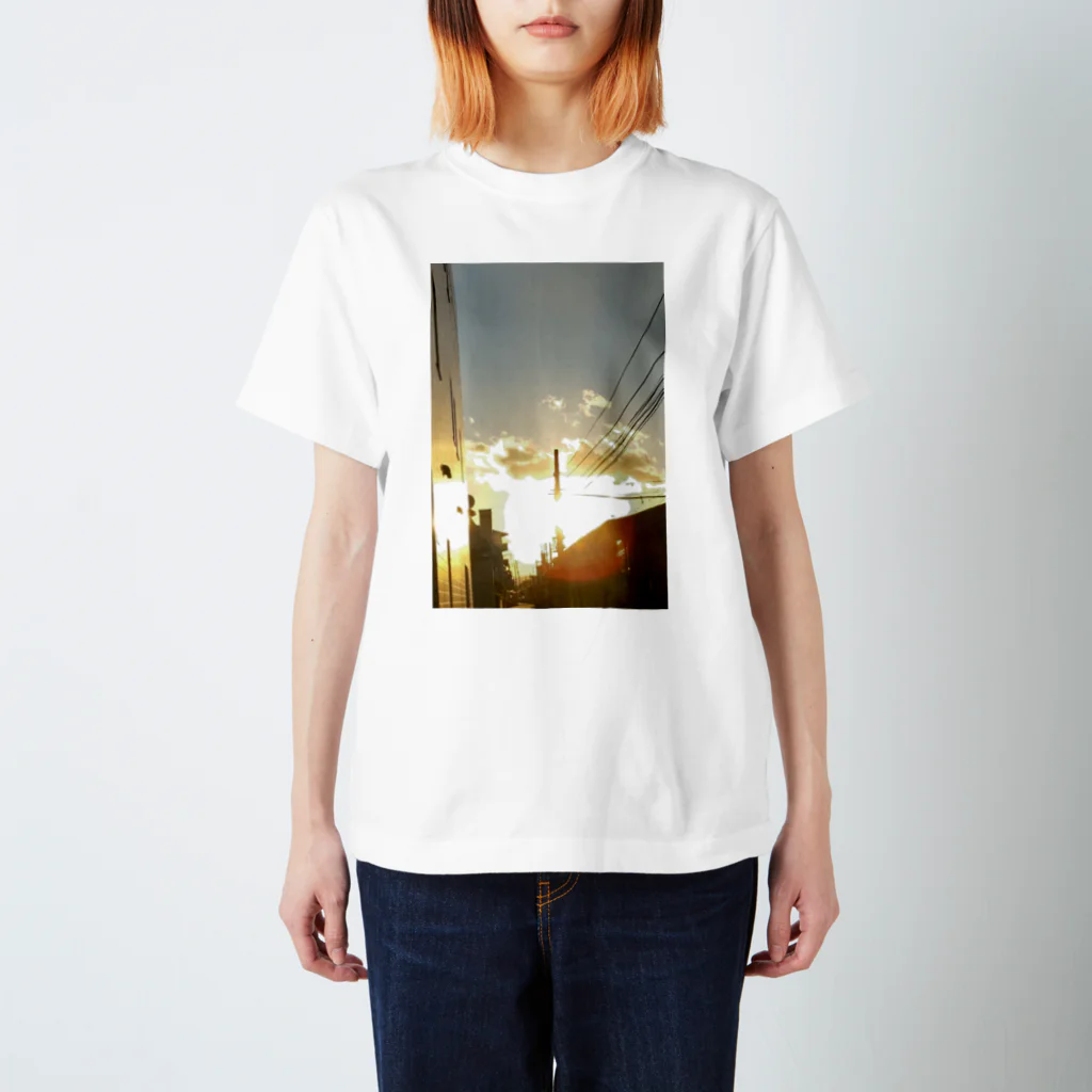 NANASHOPの夕暮れの街角 Regular Fit T-Shirt