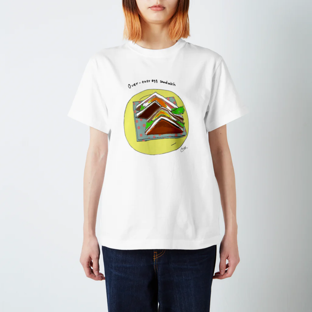 イラストレーター/津野田千里の半熟目玉焼きサンドイッチ スタンダードTシャツ