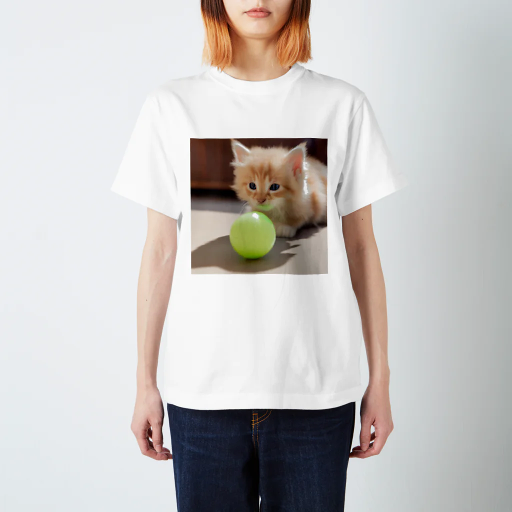 SkyBlueのもふもふな子猫 スタンダードTシャツ