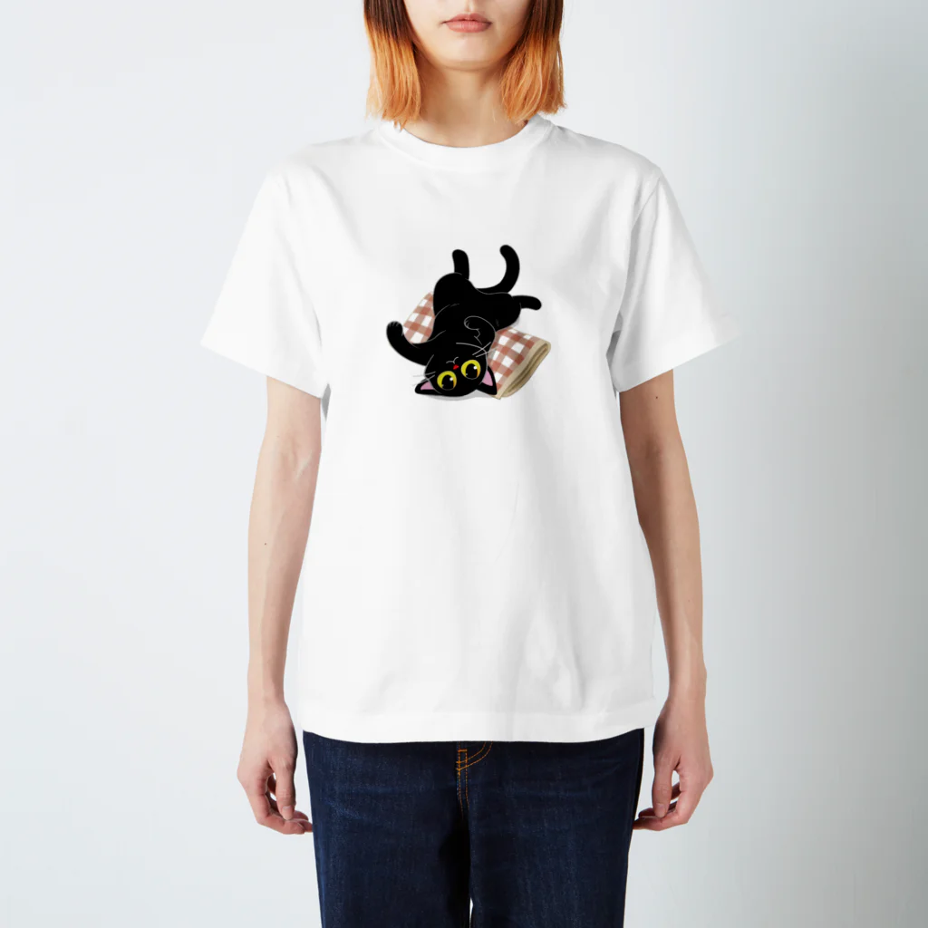 AckeeWolf Art Shopの寝転がるヘソ天ねこ Regular Fit T-Shirt