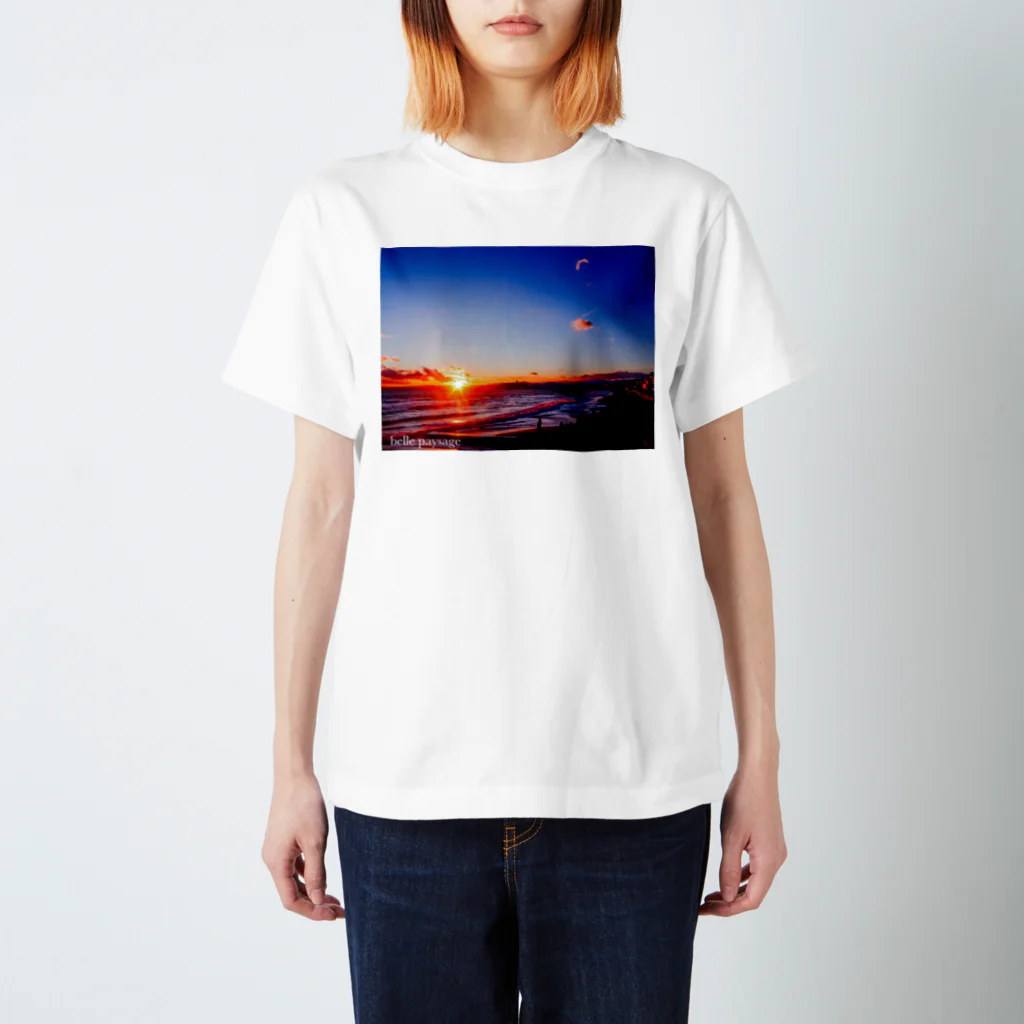 海のアーティスト　belle paysageのbelle paysage 湘南の夕日 スタンダードTシャツ