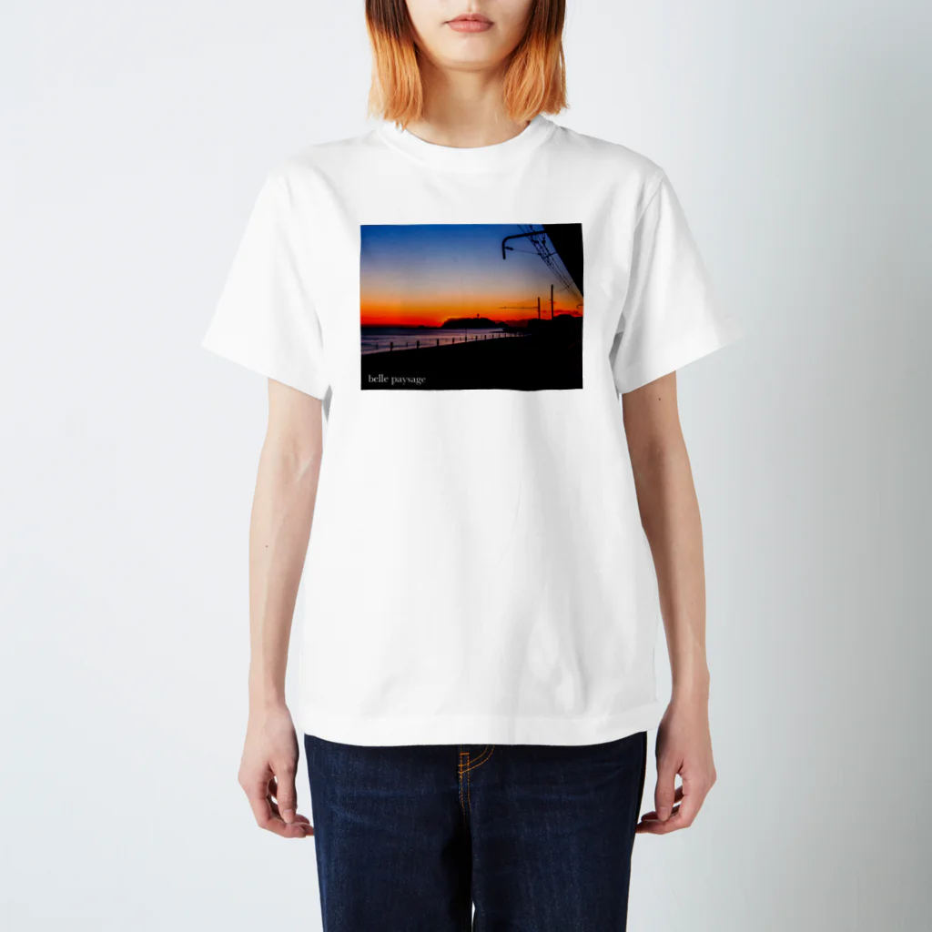 海のアーティスト　belle paysageのbelle paysage 鎌高前の夕焼け Regular Fit T-Shirt