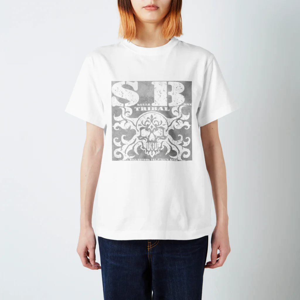 Ａ’ｚｗｏｒｋＳのSKULL&BONE TRIBAL GRUNGE WHT ON CONCRETE Regular Fit T-Shirt