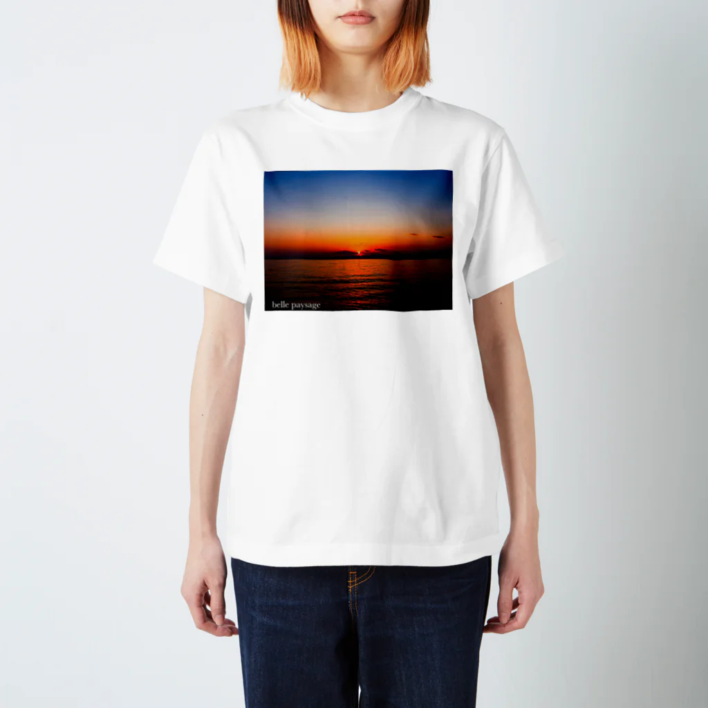 海のアーティスト　belle paysageのbelle paysage 江ノ島海岸の夕陽 スタンダードTシャツ