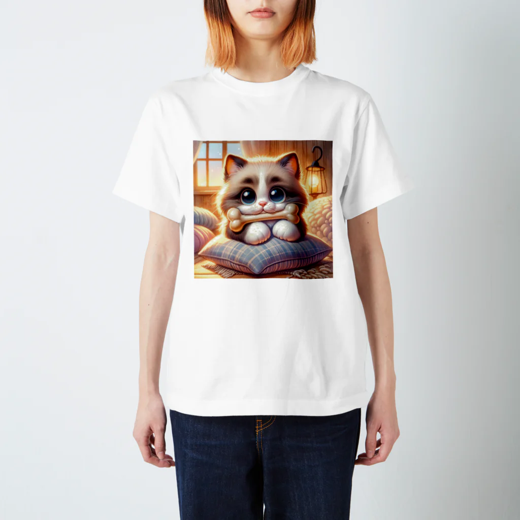 TomaTracksの骨をくわえた猫ちゃん スタンダードTシャツ