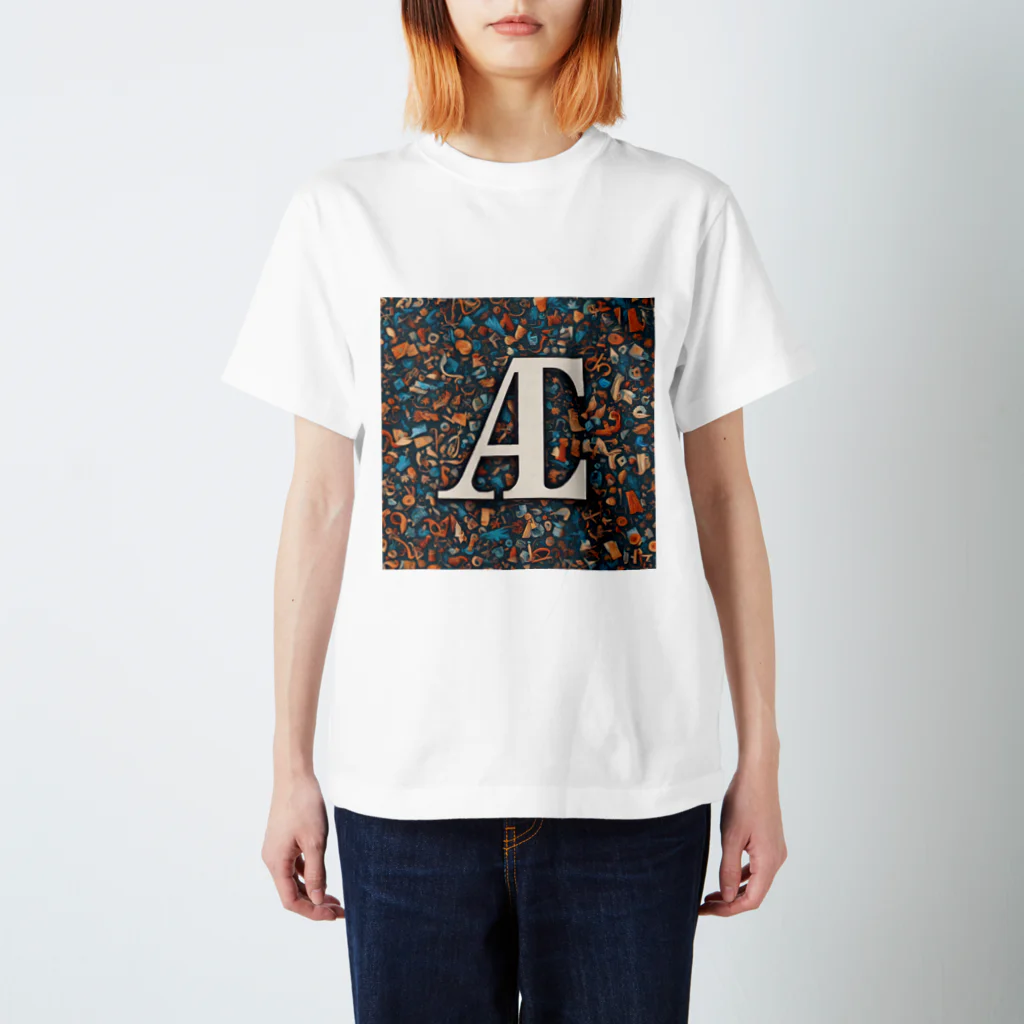 MACOCCHIの一瞬で目を引く！アルファベットの美しい装飾文字 Regular Fit T-Shirt