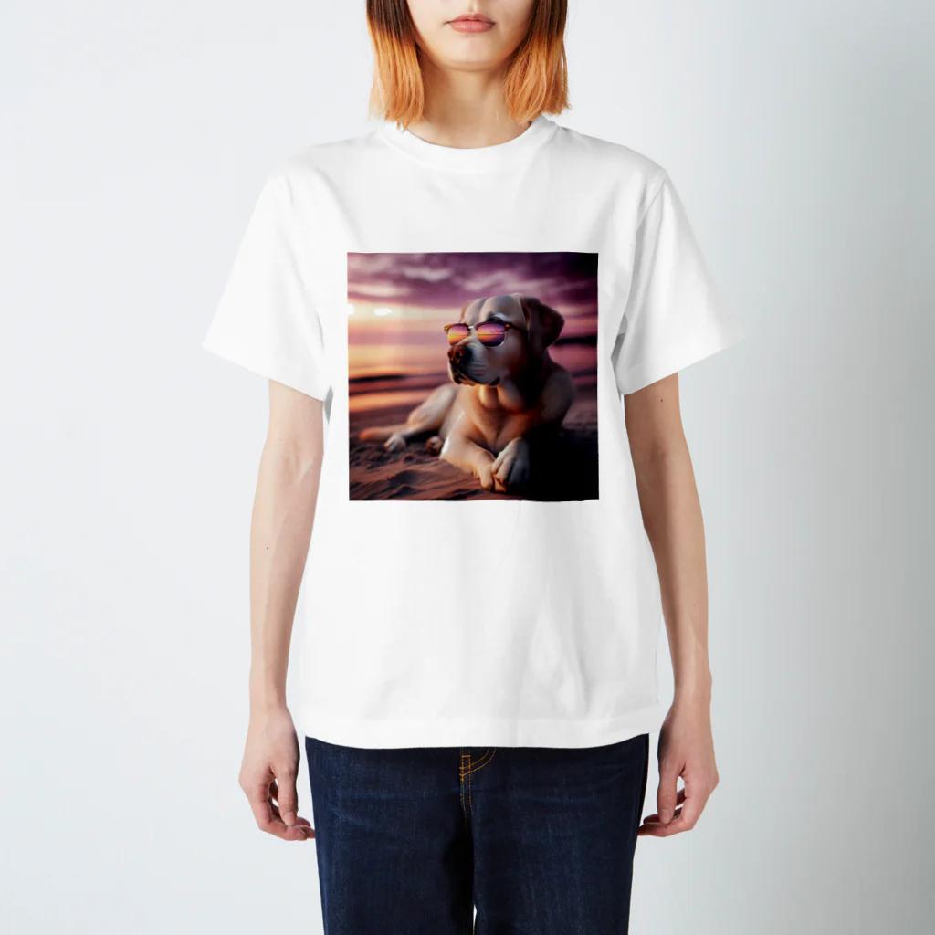 AQUAMETAVERSEのサングラスをかけた、かわいい犬 Marsa 106 Regular Fit T-Shirt