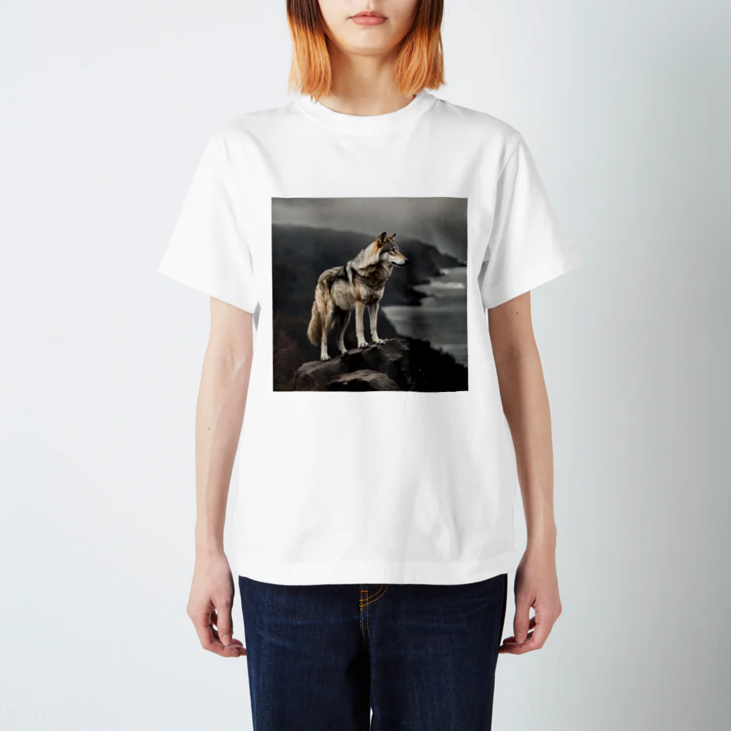 Moon_Howlの崖端の狼 Regular Fit T-Shirt