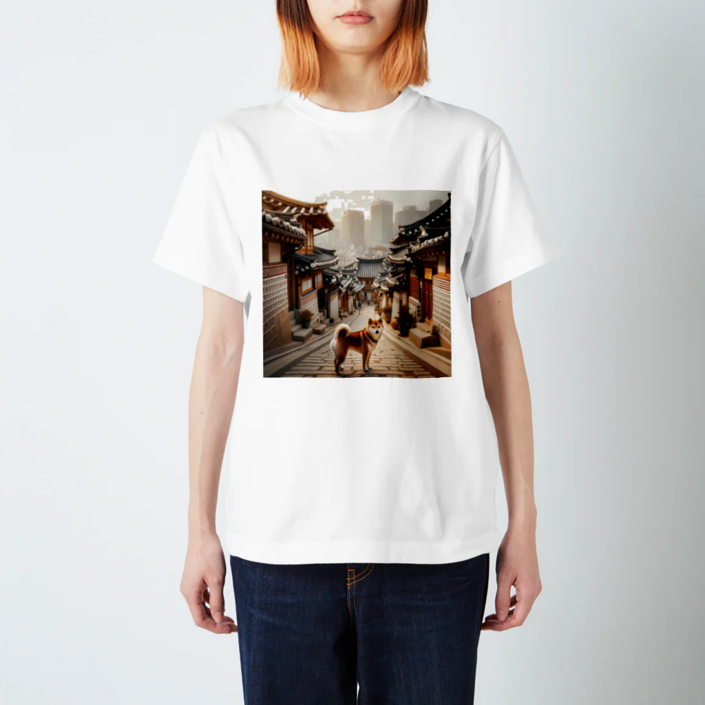 japantravelの柴犬のソウル散歩 Regular Fit T-Shirt