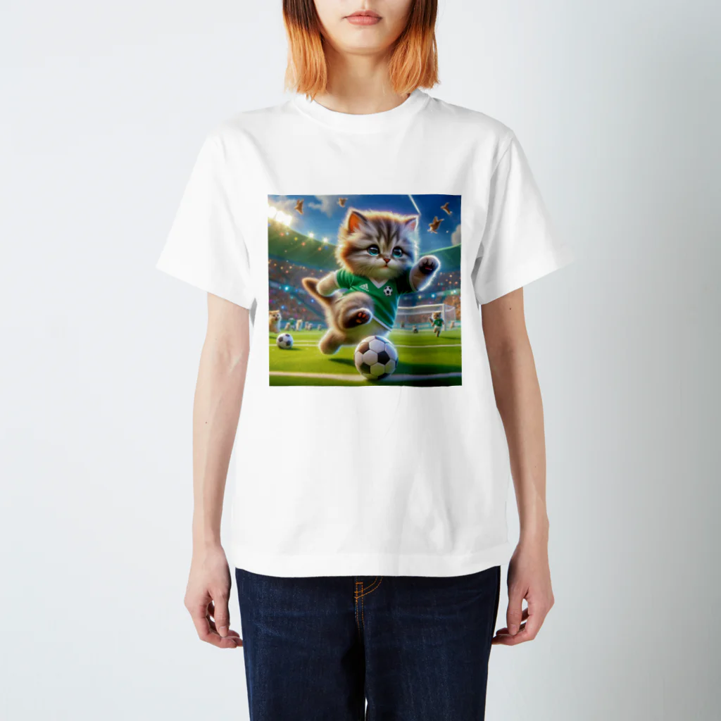 スポーツにゃんこ大戦争のサッカーにゃんこ Regular Fit T-Shirt