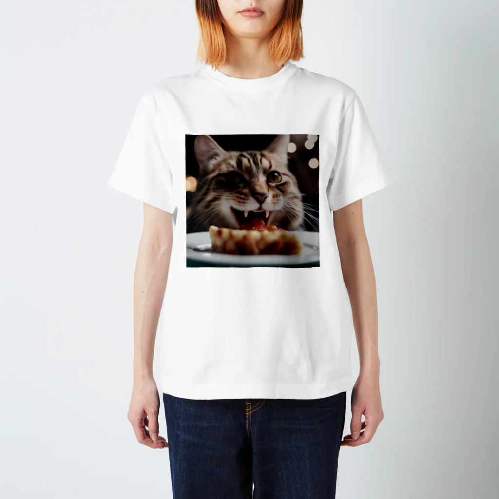 feliceのごはんを食べている猫 Regular Fit T-Shirt