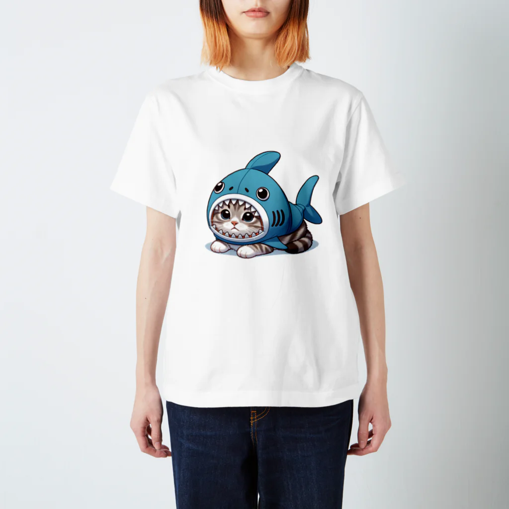 IloveCatのサメのフードを被った可愛らしい子猫 Regular Fit T-Shirt