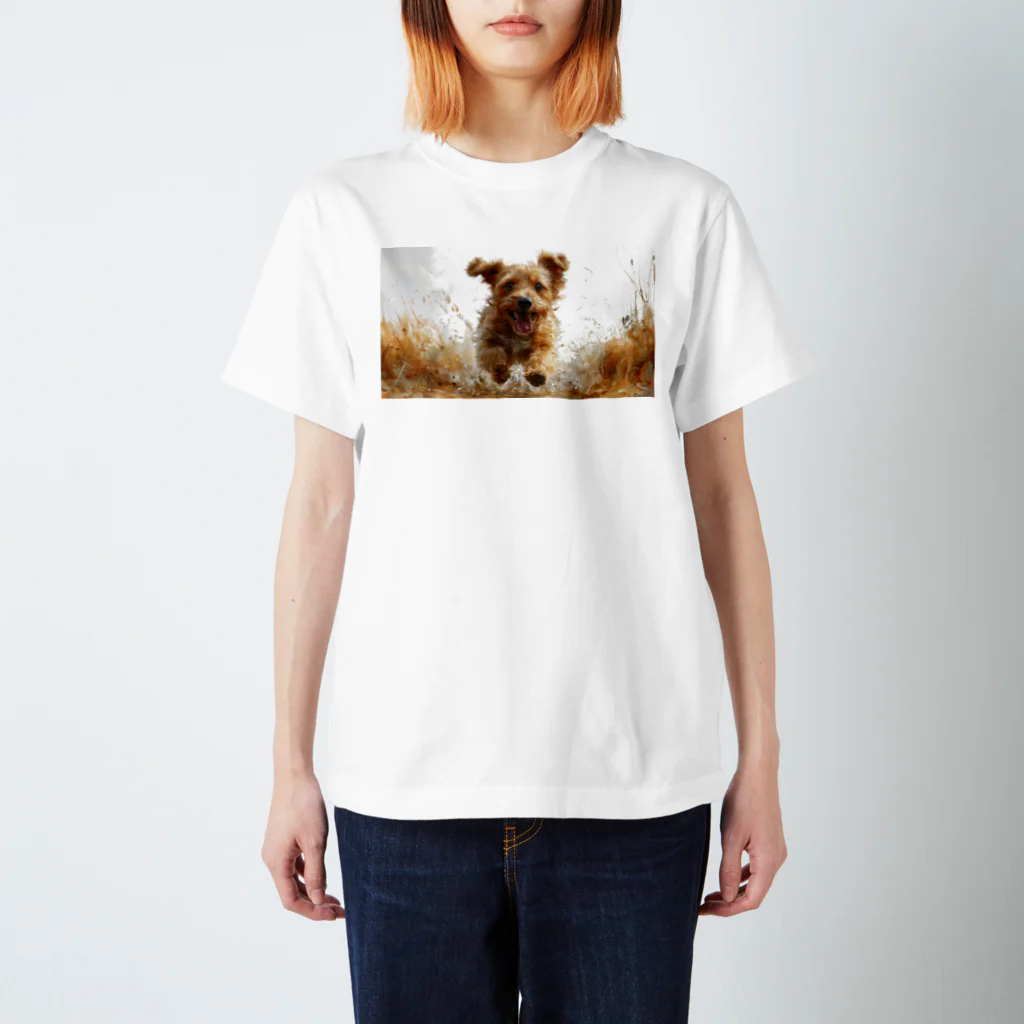 G.O.A.T.designの愛犬がこちらに駆け寄ってくる スタンダードTシャツ