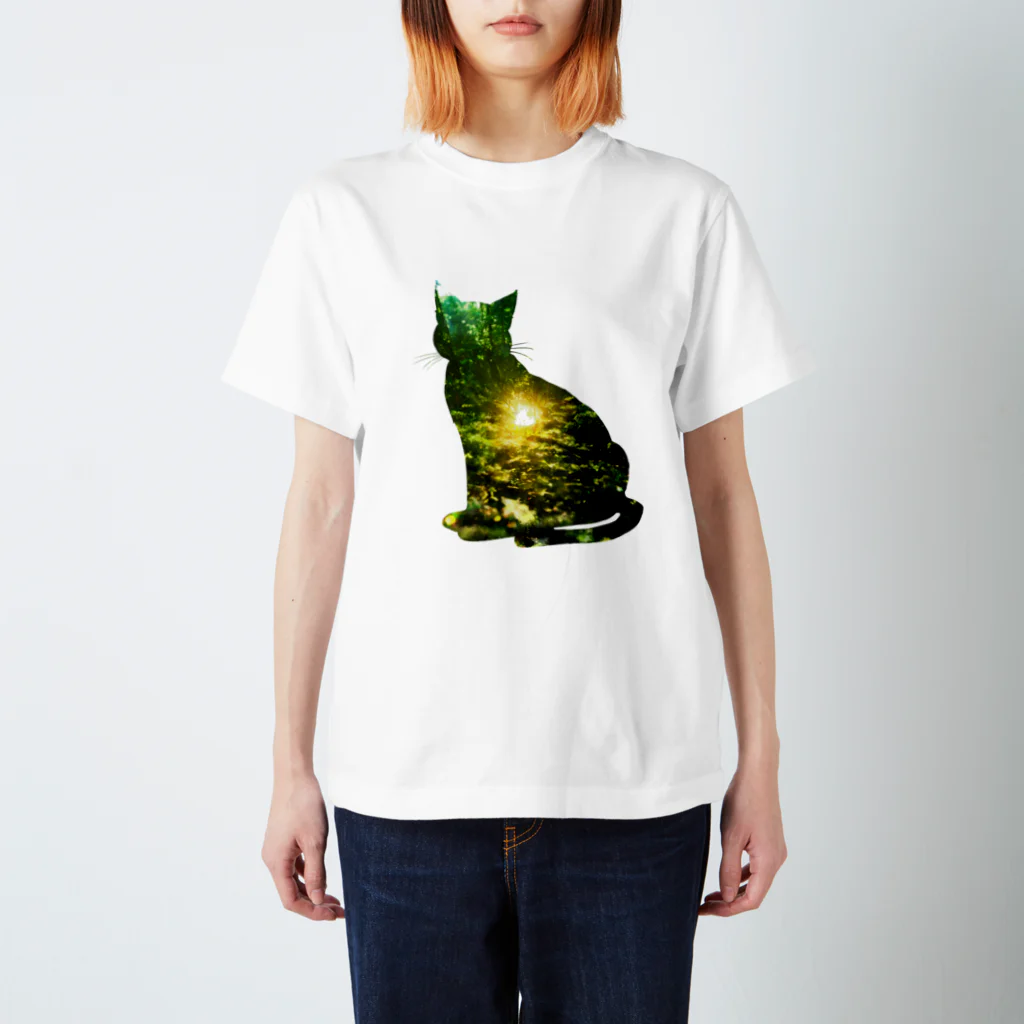 猫との風景の深い森と猫002 Regular Fit T-Shirt