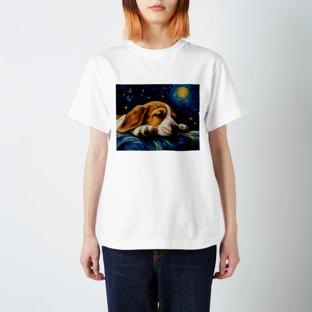 Dog Art Museumの【星降る夜 - ビーグル犬の子犬 No.2】 スタンダードTシャツ