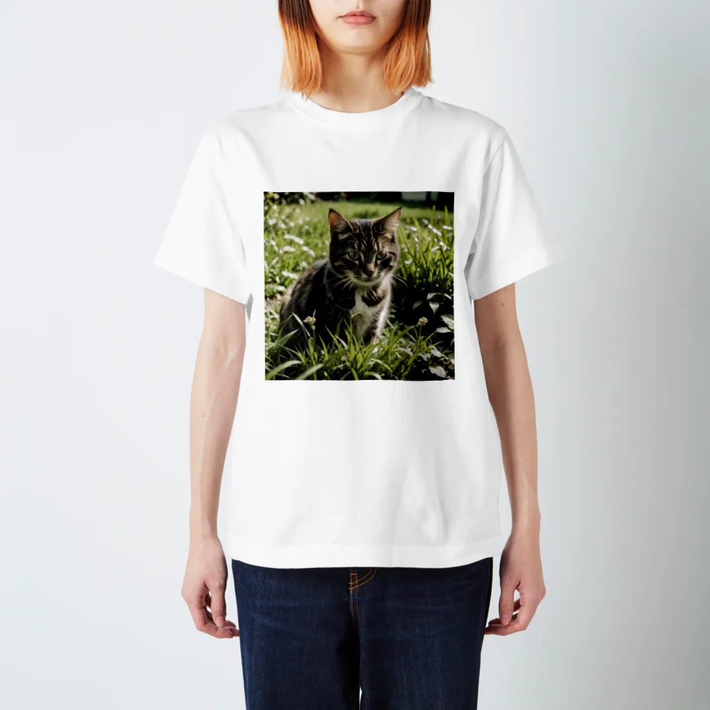 安達聖也の草むらの猫 Regular Fit T-Shirt