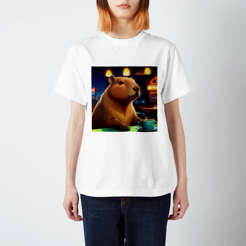 カピパーラ🐻のカフェでくつろぐカピバラ🐻✨ スタンダードTシャツ