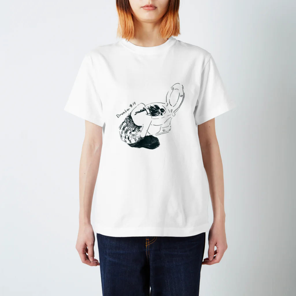 オカヤイヅミのよっぱらいモノクロ 티셔츠