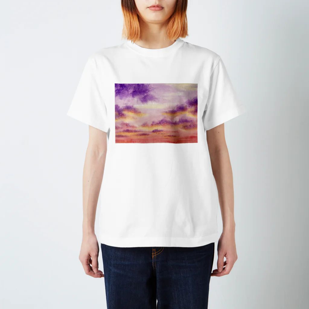 水彩色鉛筆チャンネルの紫色の雲と夕焼け（水彩色鉛筆画） スタンダードTシャツ