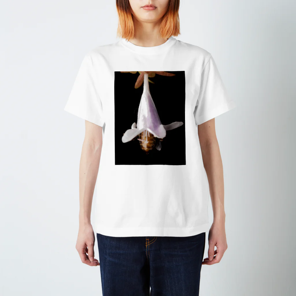 ふよだすの花にあたま突っ込んでるミツバチ Regular Fit T-Shirt