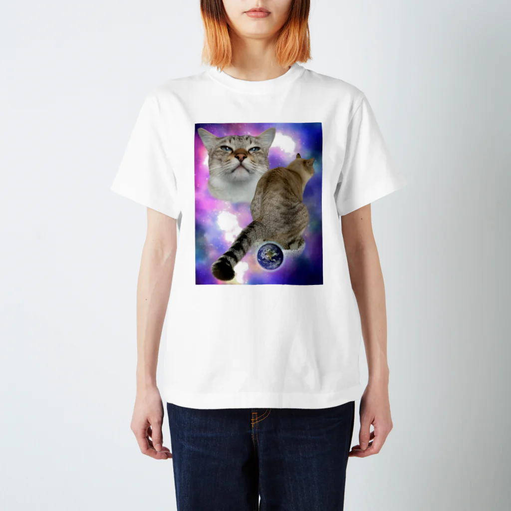 肉球の匂いの地球誕生猫 Regular Fit T-Shirt
