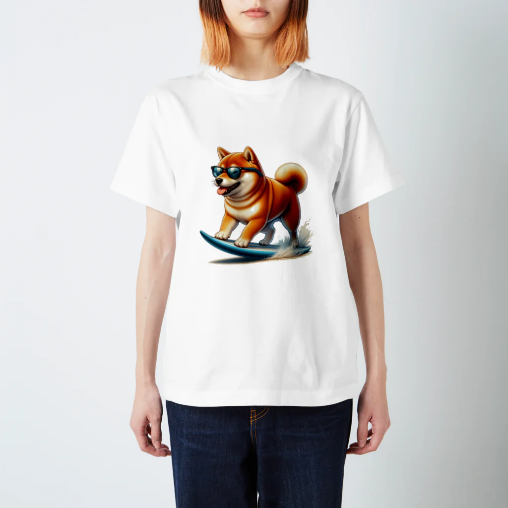 柴犬に囲まれたいのサーフィンするかわいい柴犬の子犬 Regular Fit T-Shirt