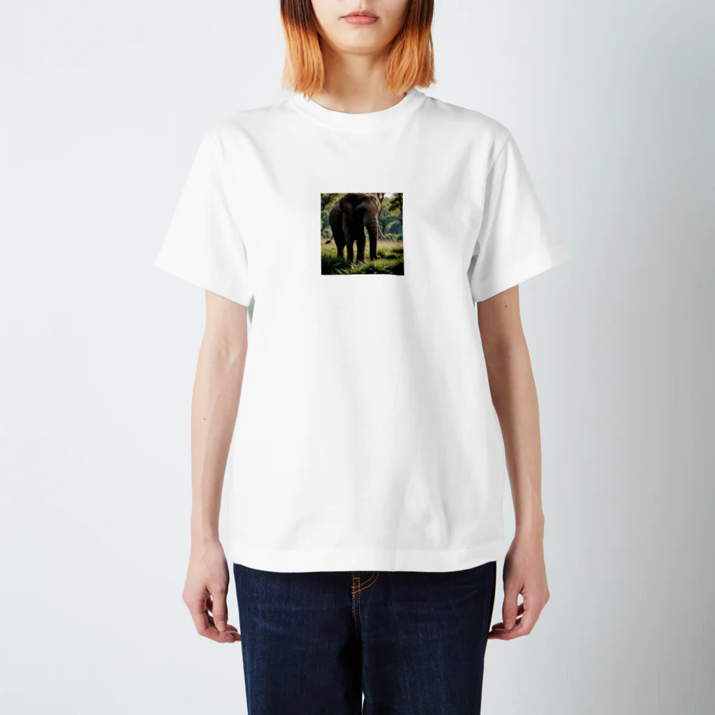 ミスターの草を食べている象 Regular Fit T-Shirt