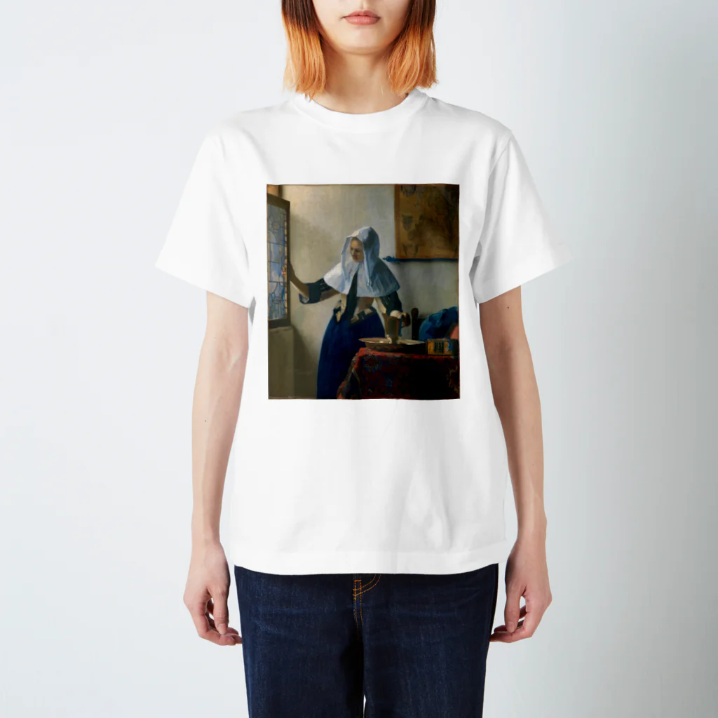 世界美術商店の窓辺で水差しを持つ女 / Woman with a Water Jug スタンダードTシャツ