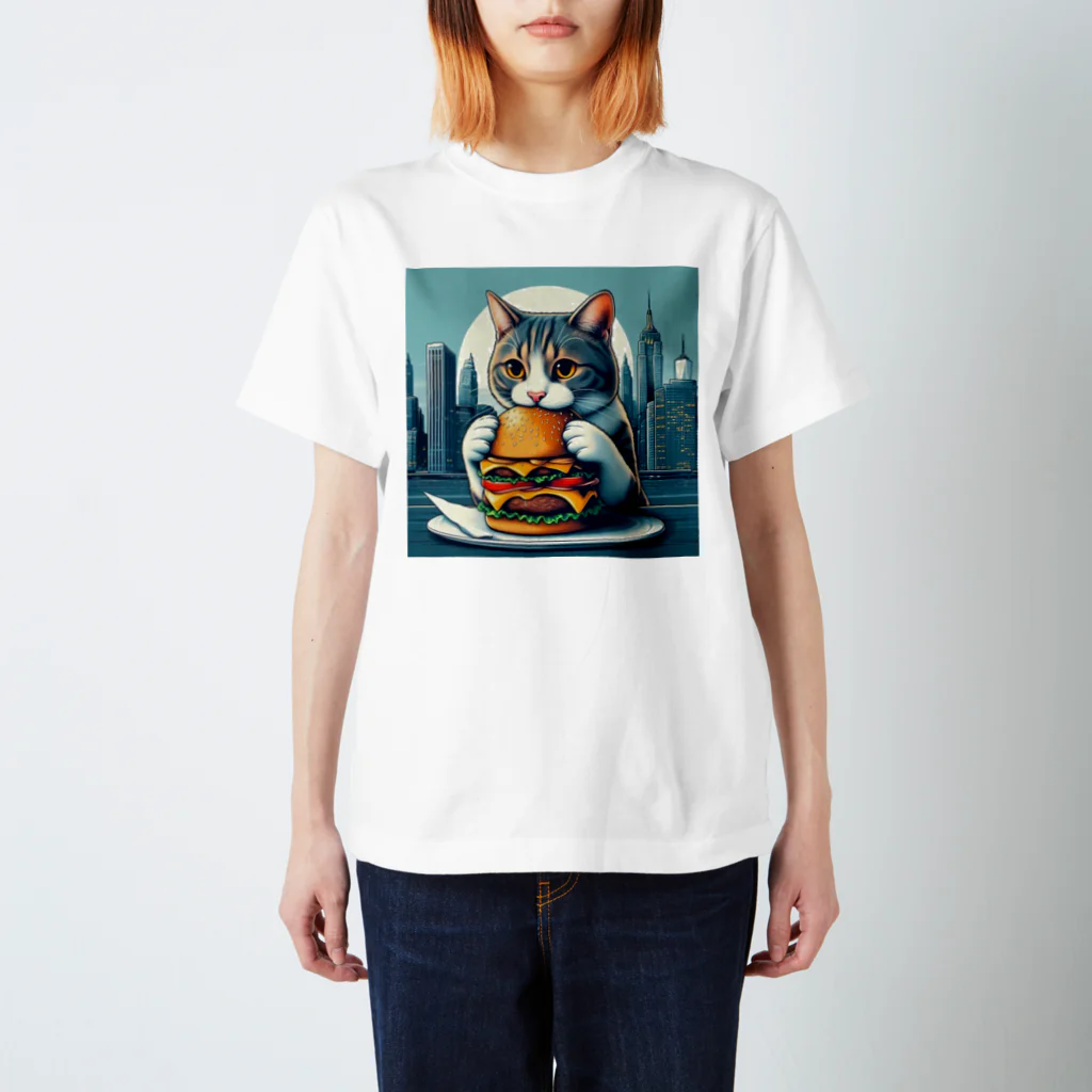 cat_burger_streetの街中でハンバーガーを食べる猫_gray Regular Fit T-Shirt