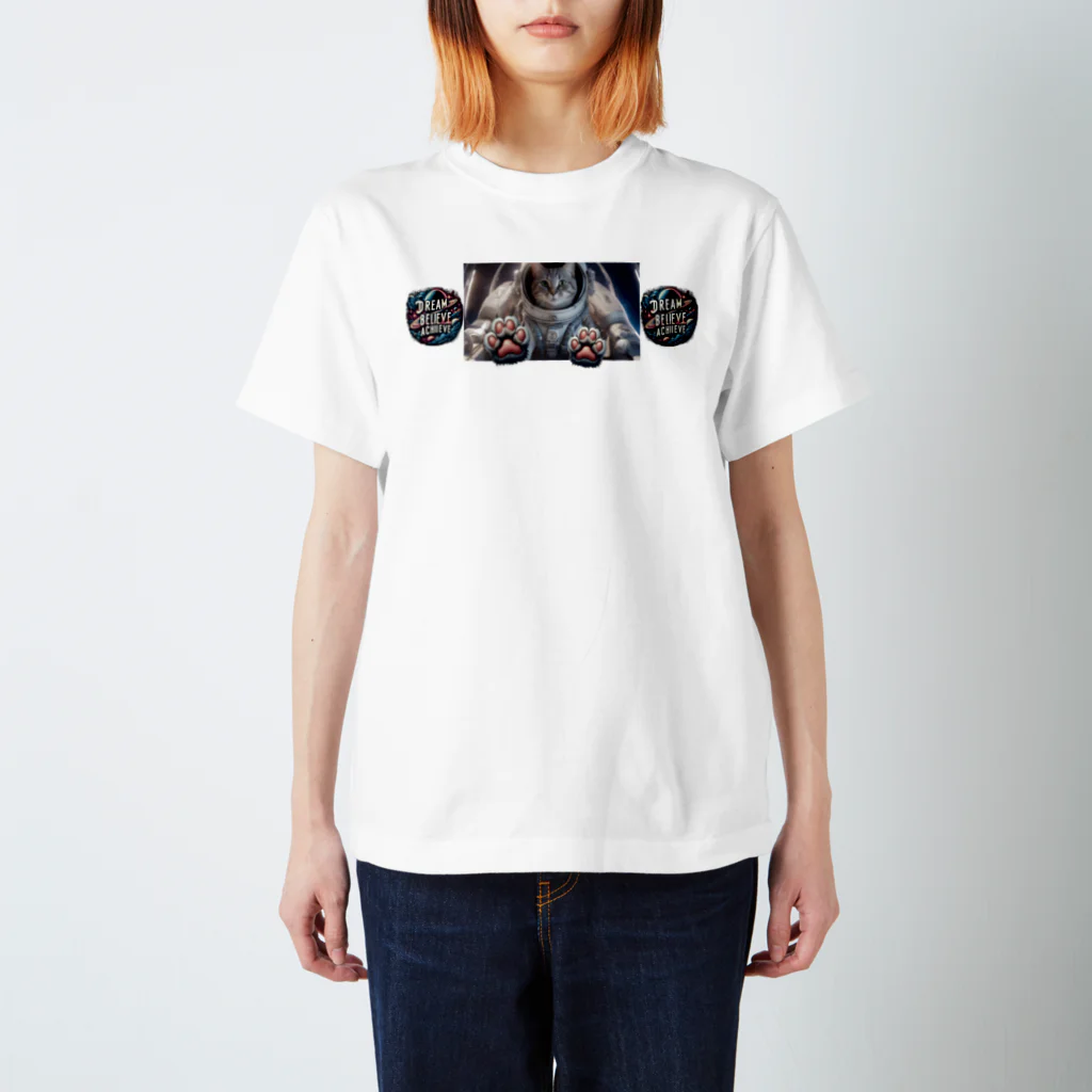 DivineFelineXprsnsの素敵な宇宙服を着た猫「スターライト」 Regular Fit T-Shirt