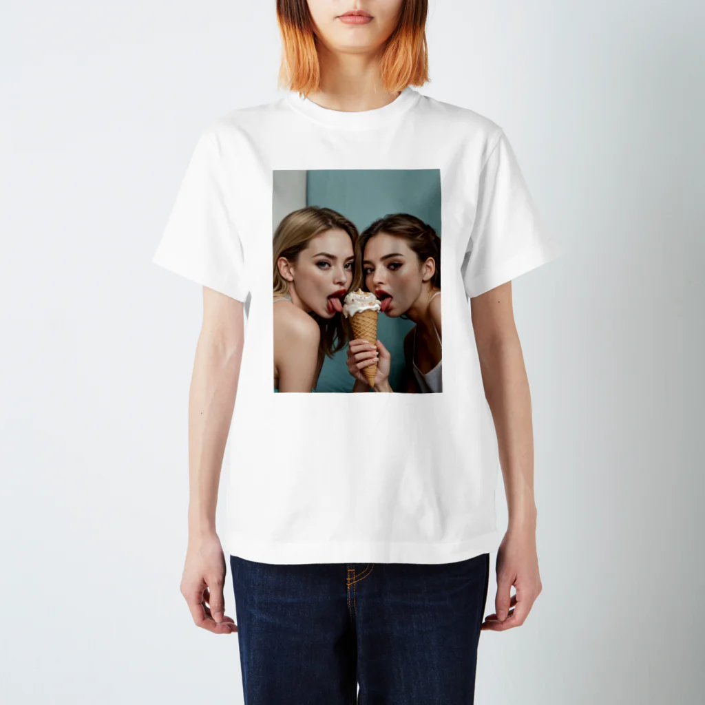 Be proudのアイスを食べ合う女性 スタンダードTシャツ