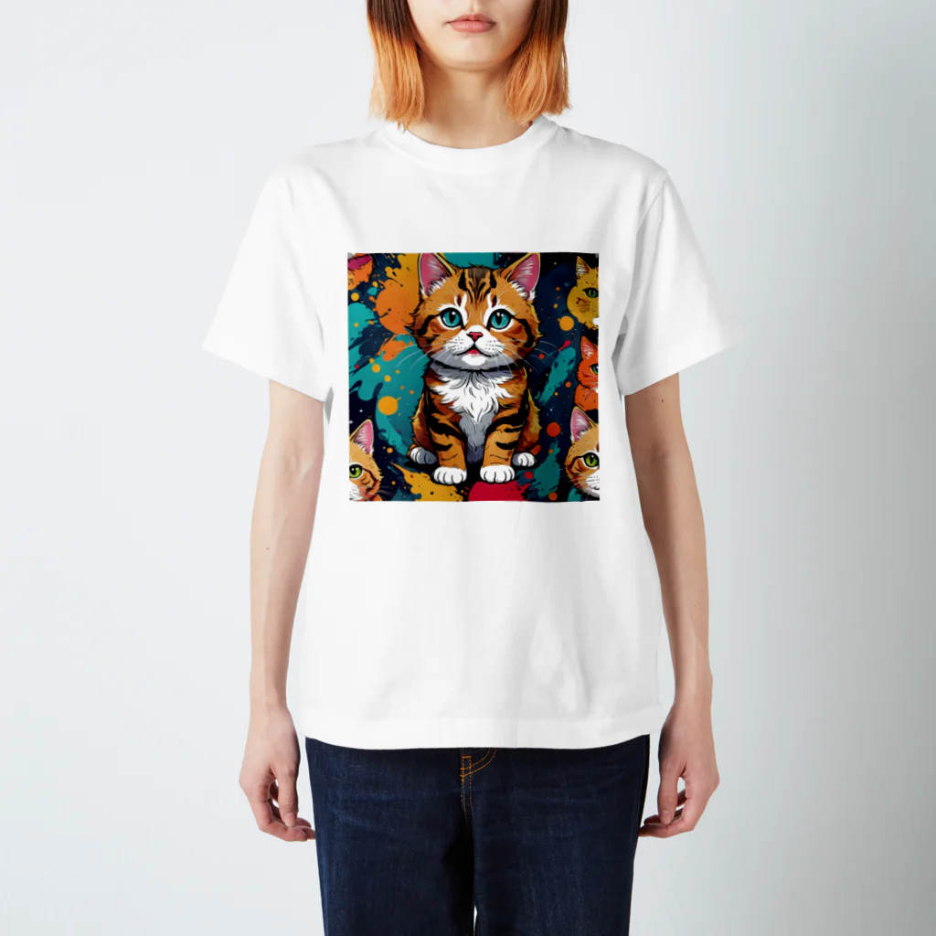 猫だらけの見つめるトラ猫 Regular Fit T-Shirt