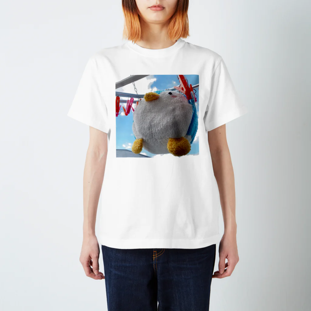 福井かほの干されてしまった 毛玉のペンギンぬいぐるみ Regular Fit T-Shirt