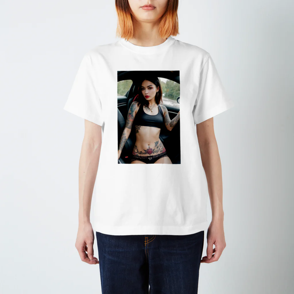 Be proudの車にいるタトゥー美女 Regular Fit T-Shirt