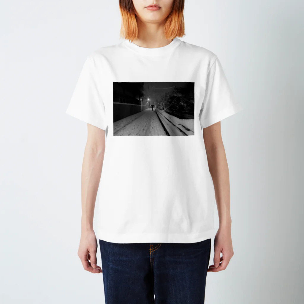 masafumi_worksの雪の中を歩く人（モノクロ） Regular Fit T-Shirt