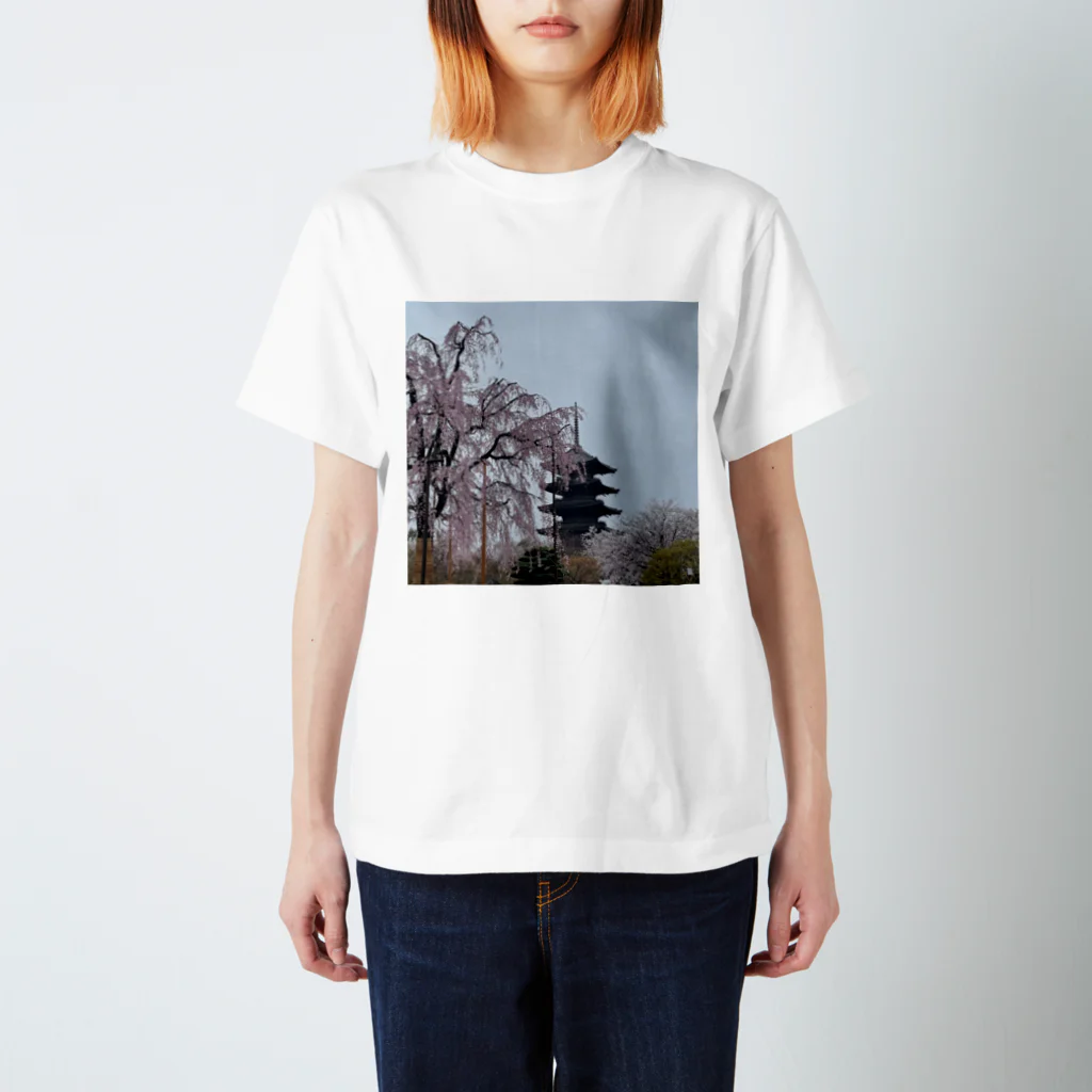 puakeli 合同会社の枝垂れ桜と五重塔 スタンダードTシャツ