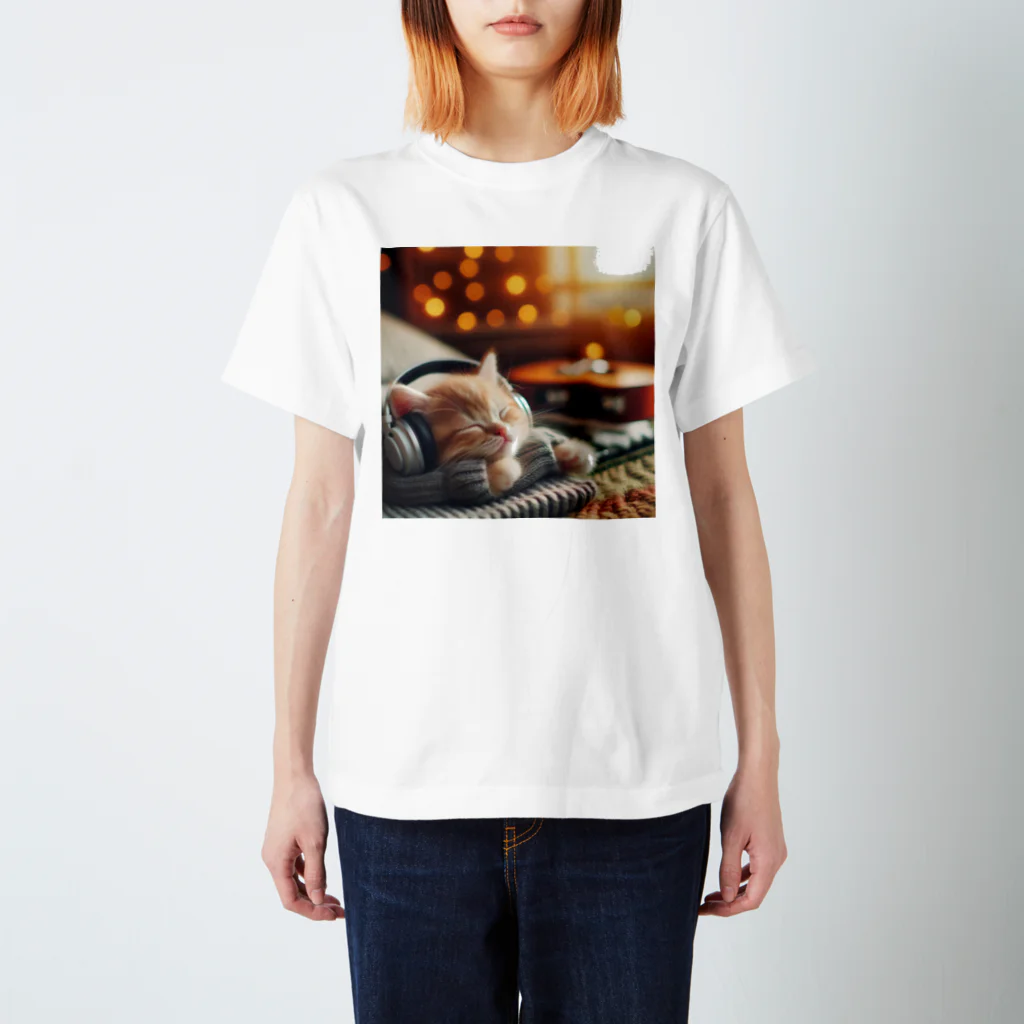 しんふぉショップの音楽を聞いている子猫のグッズ Regular Fit T-Shirt