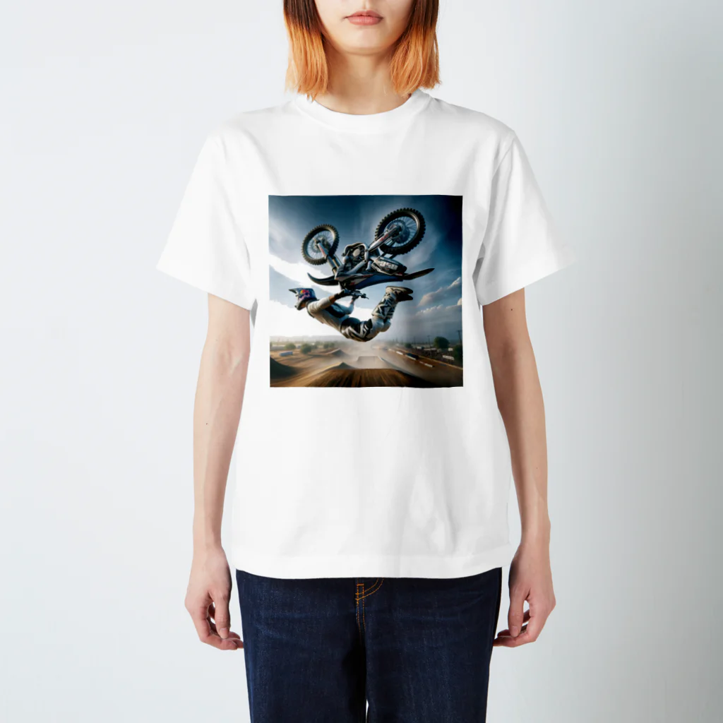 Bikers' Galleryの迫力満点 フリースタイルモトクロス バックフリップ ポスター – エクストリームスポーツ アート スタンダードTシャツ