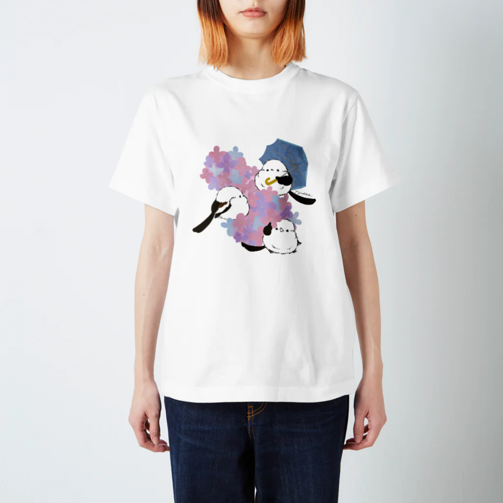ぴよ手帖 | シマエナガ雑貨のあじさいとシマエナガ_かさ＠ぴよ手帖 | シマエナガ雑貨 Regular Fit T-Shirt