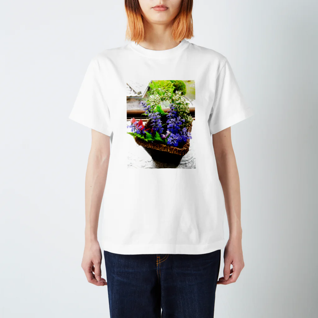 イエローローズのGARDEN FLOWER BASKET スタンダードTシャツ