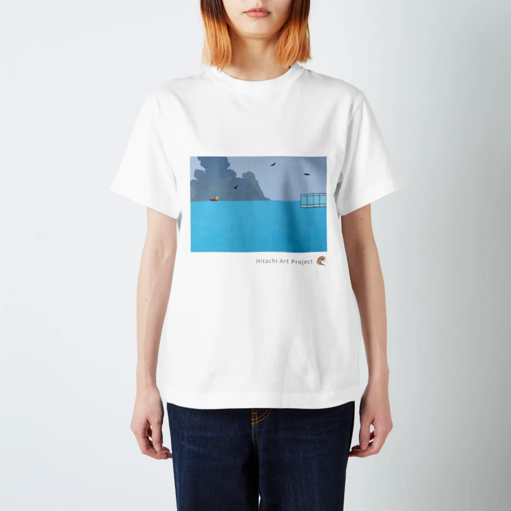 ひたちアートプロジェクト　Hitachi Art Projectの第8回公募展　日立駅と輝かしい海 Regular Fit T-Shirt
