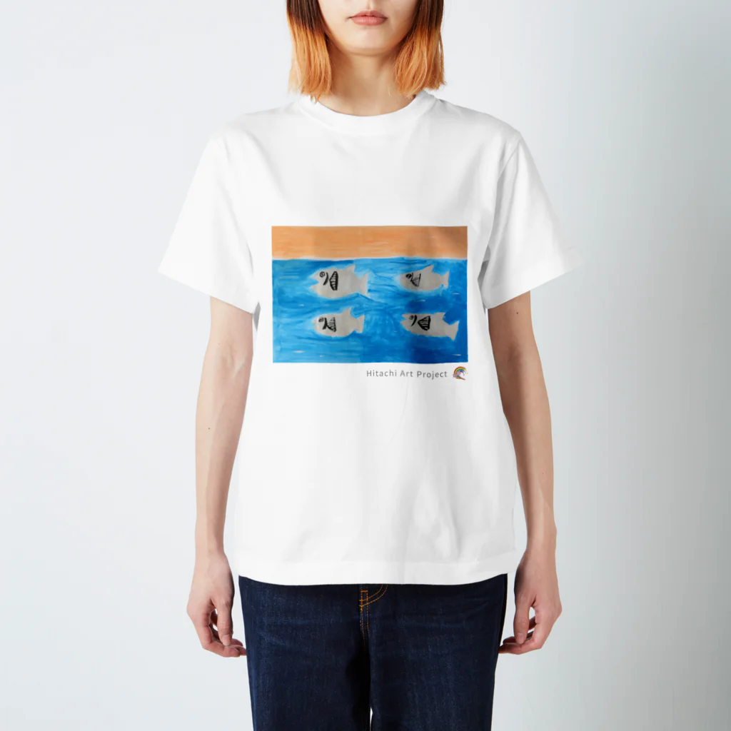 ひたちアートプロジェクト　Hitachi Art Projectの第8回公募展　きれいな海で泳ぐ魚たち Regular Fit T-Shirt