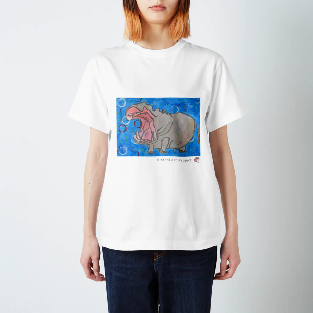 ひたちアートプロジェクト　Hitachi Art Projectの第8回公募展　ずっと繋がれ、バシャンの子たち Regular Fit T-Shirt