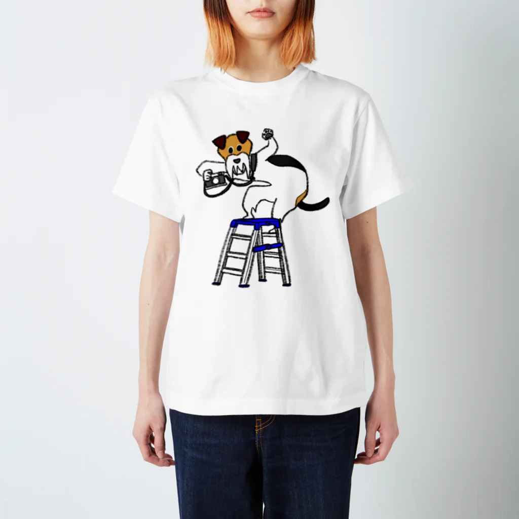 絵本作家・はまのゆかのワイアーフォックステリアとカメラ Regular Fit T-Shirt