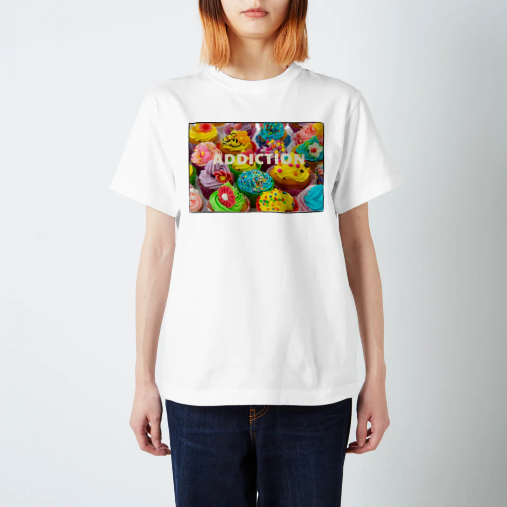 HappyFaceMarketのカップケーキ中毒アディクション Regular Fit T-Shirt