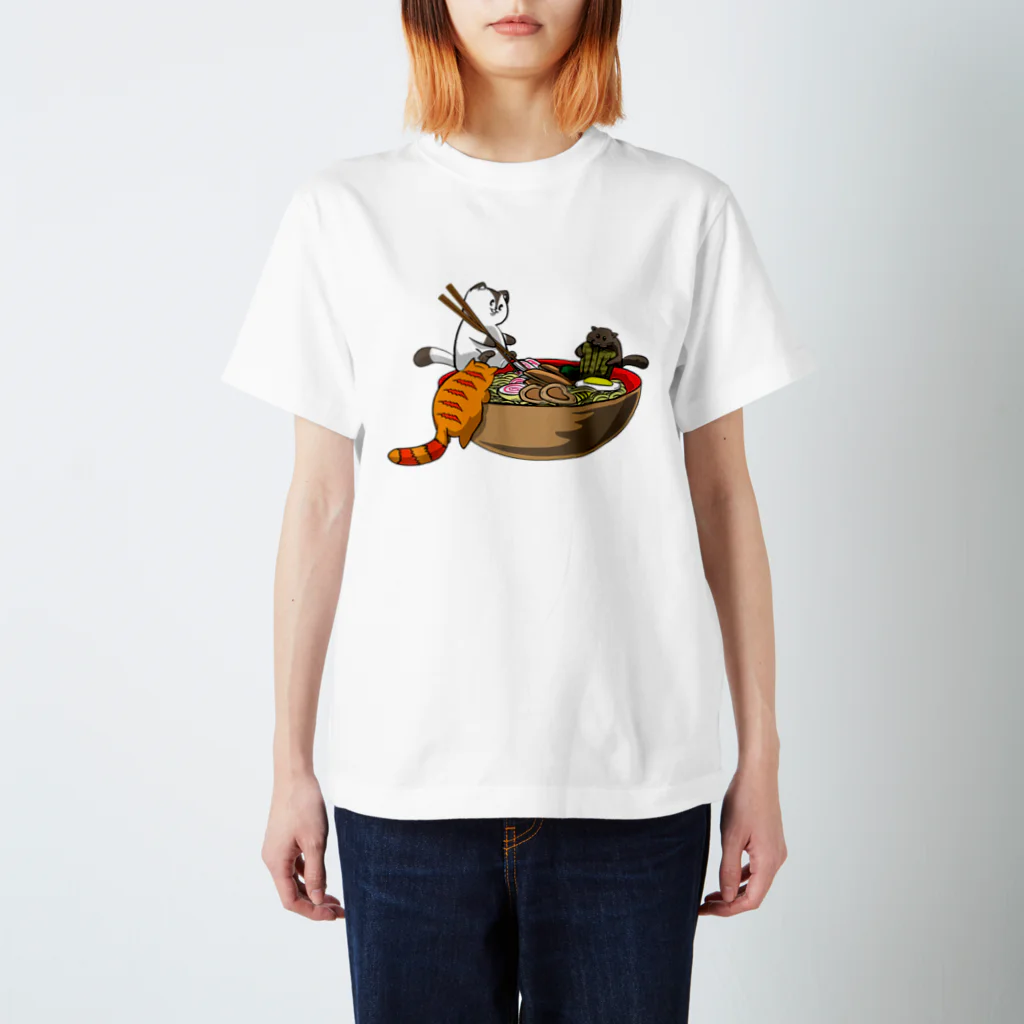 World_Teesのラーメンを食べるかわいいネコのアニメ！ Regular Fit T-Shirt