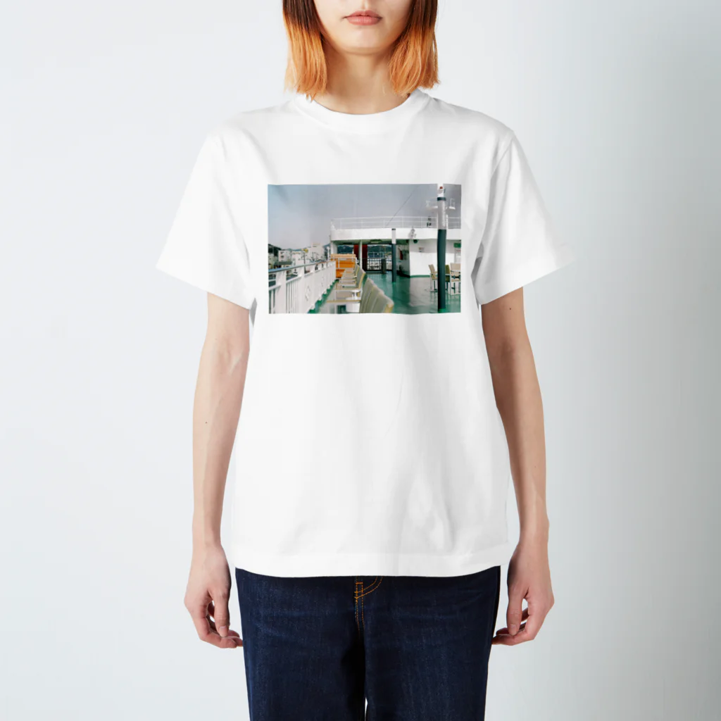 夜明け前の空の直島までのフェリー スタンダードTシャツ